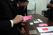 審査員が手に持っている作品は、ピンクの紙を剥すと、新たな一面を見せます。