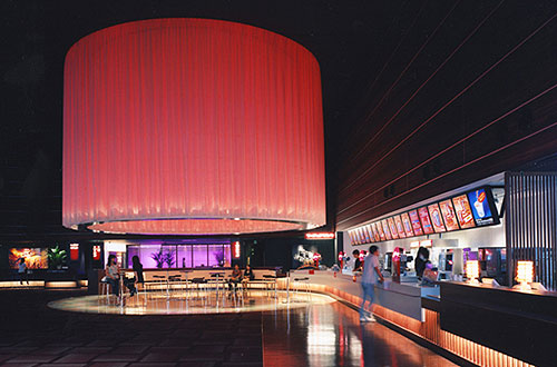 「シアターに囲まれたロビー エーガル8シネマズ」