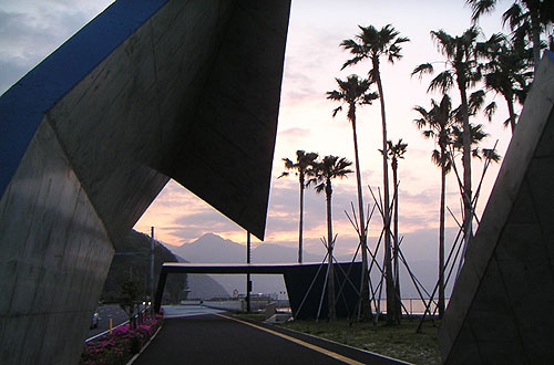 「半道路半建築体−湾岸歩道上のコミュニケーションスペース」