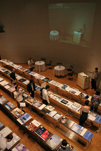 東京デザインセンターでの公開審査。ずらりと100作品が並びます。