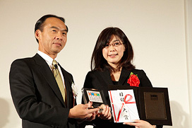 授与の様子。大賞を受賞した森田文子さん（写真・右）