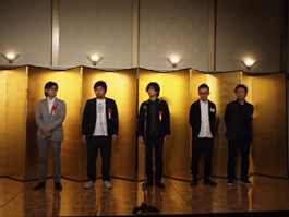 受賞式の様子。左から、渡辺仙一郎氏、倉本仁氏、AUN2H4の各氏。