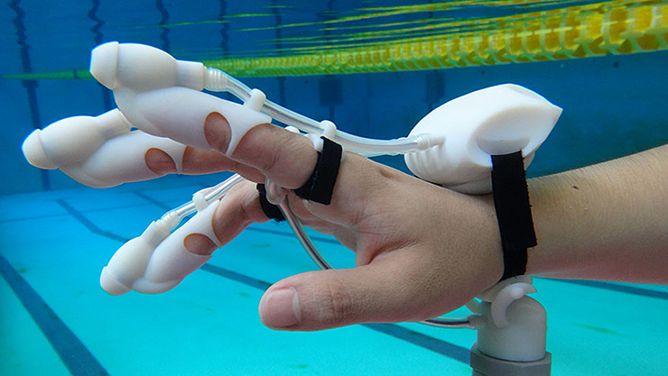 IrukaTact: Submersible Haptic Glove