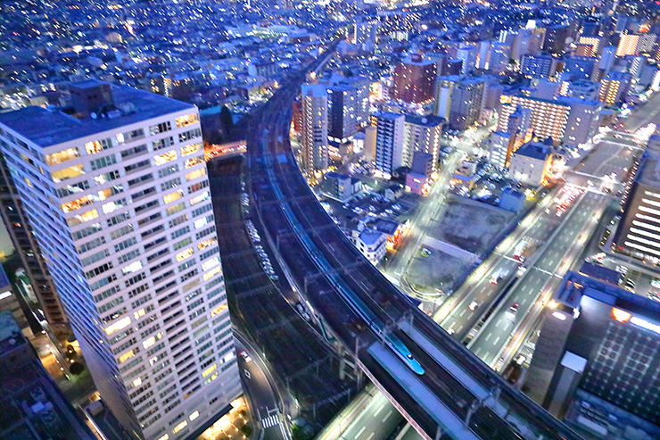 ブルーアワーを駆ける<br />東日本旅客鉄道 東北新幹線 仙台駅