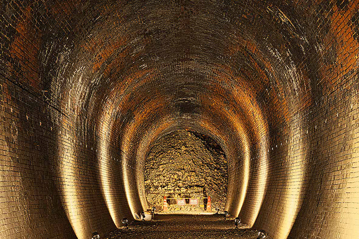 地すべりで崩壊した旧大阪鉄道亀瀬隧道の遺構