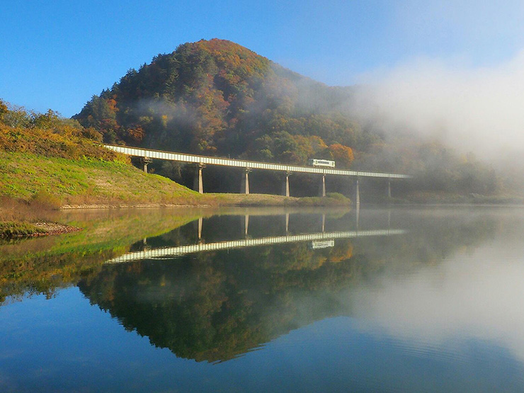 朝霧が晴れて<br />東日本旅客鉄道 北上線 ゆだ錦秋湖駅～ほっとゆだ駅