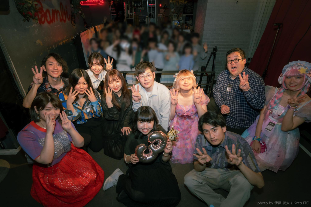 ライブ会場で参加者と記念撮影する奥村さん