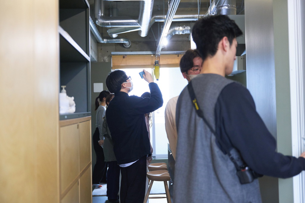 室内を撮影する参加者