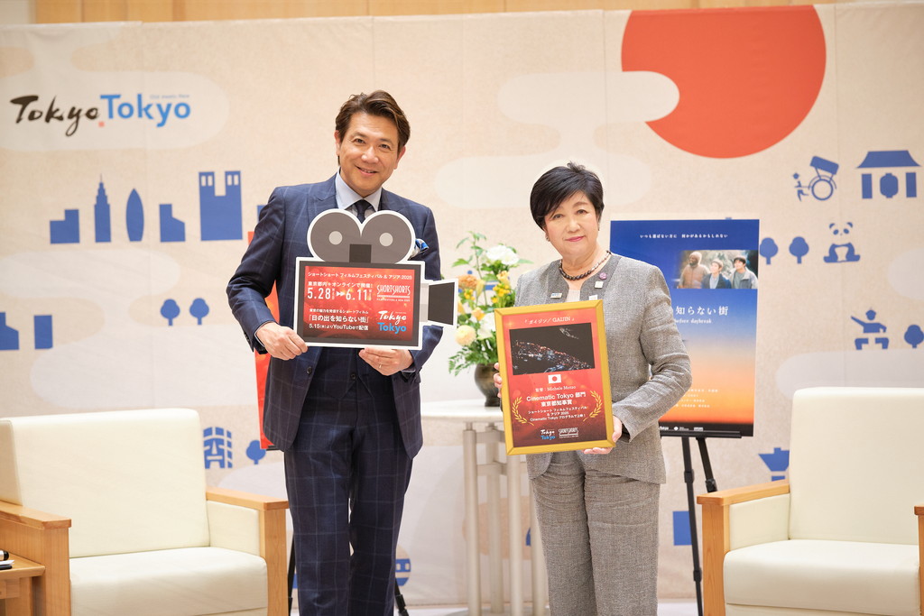 別所哲也氏と小池都知事のポートレート
