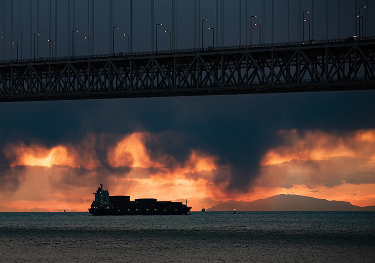 暗雲をくぐり抜けろ
