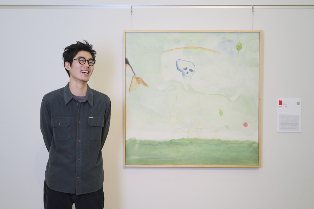 受賞作品の前で笑顔で立つ遠藤さん