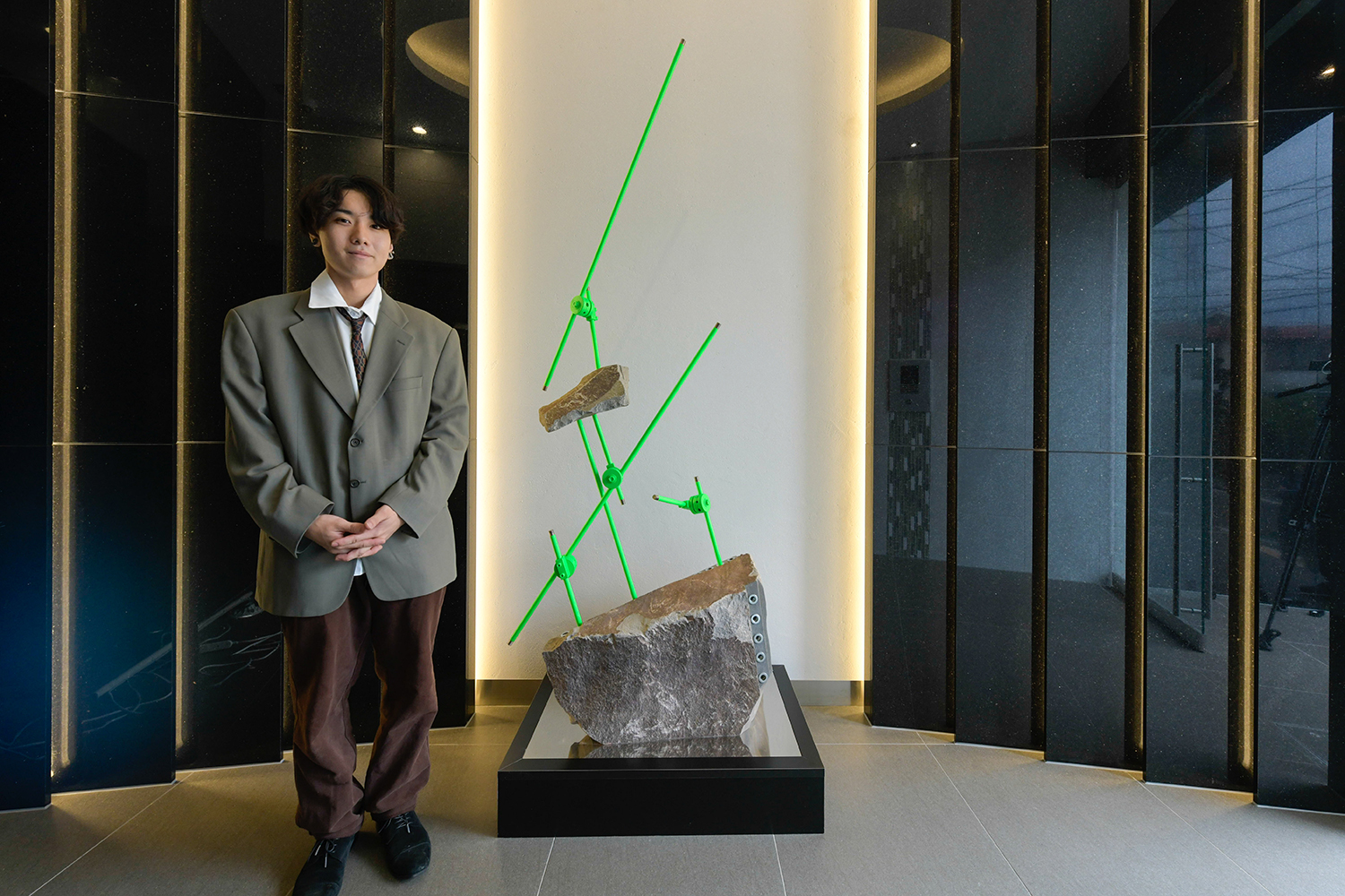 佐々木陸「alternative 02」素材:石材、金属