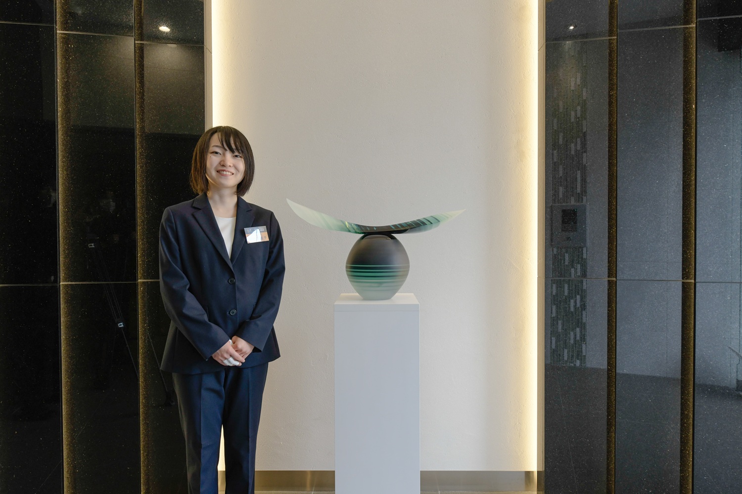 鈴木万佑子「Sprouting glass moon」素材:ガラス