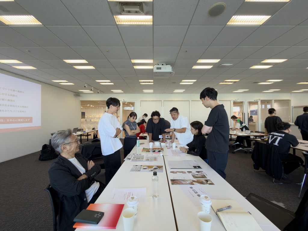審査委員がテーブルを囲み議論する様子