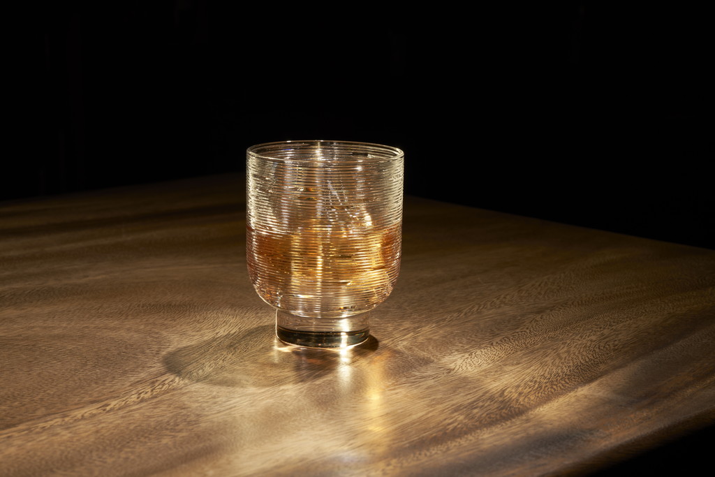 酒が入った状態の「CHOCIN GLASS」。光の反射が美しい様子
