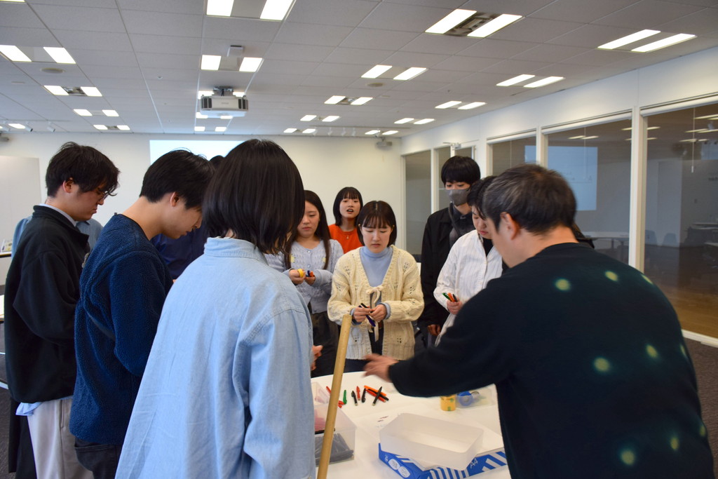 ワークショップ参加者がテーブルを囲んで作業している様子